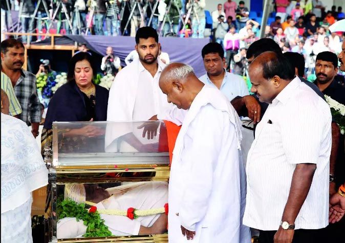 Celebs Pay Tributes to Ambareesh Photos