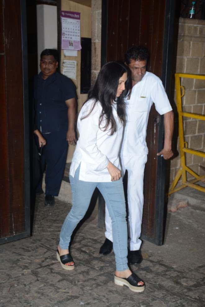 Celebs arrives at Anil Kapoor’s residence Photos