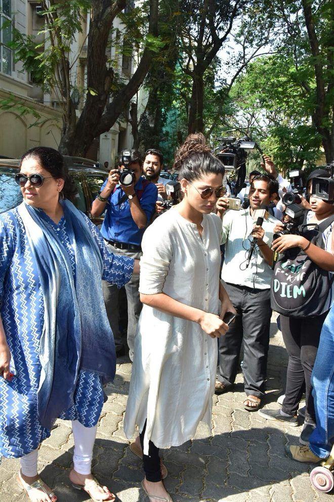 Celebs arrives at Anil Kapoor’s residence Photos