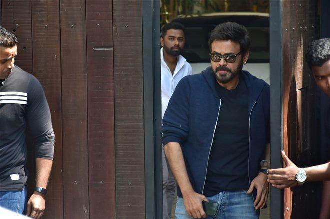 Celebs arrives at Anil Kapoor’s residence Photos