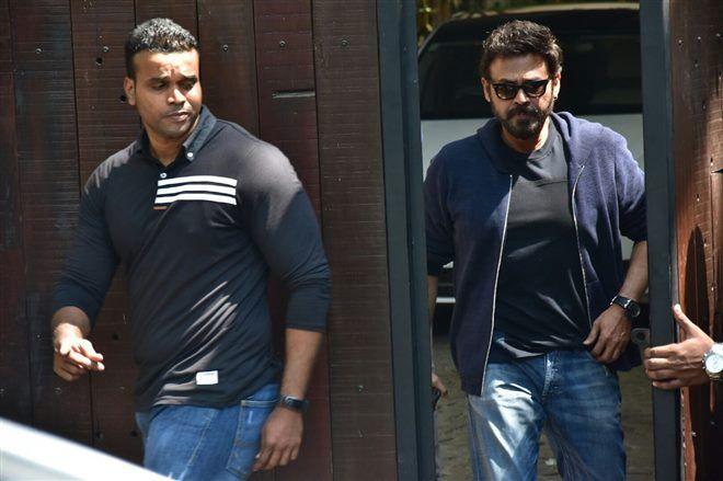 Celebs arrives at Anil Kapoor’s residence Photos