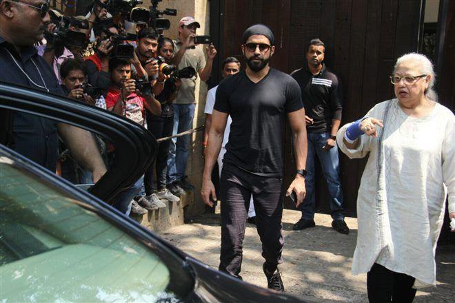 Celebs arrives at Anil Kapoor’s residence Photos