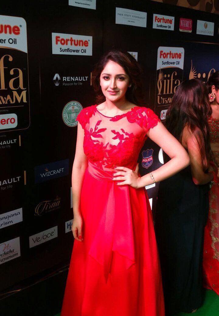 Celebs at IIFA Utsavam Awards 2017 Photos