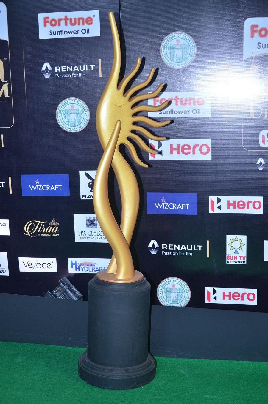 Celebs at IIFA Utsavam Awards 2017 Photos