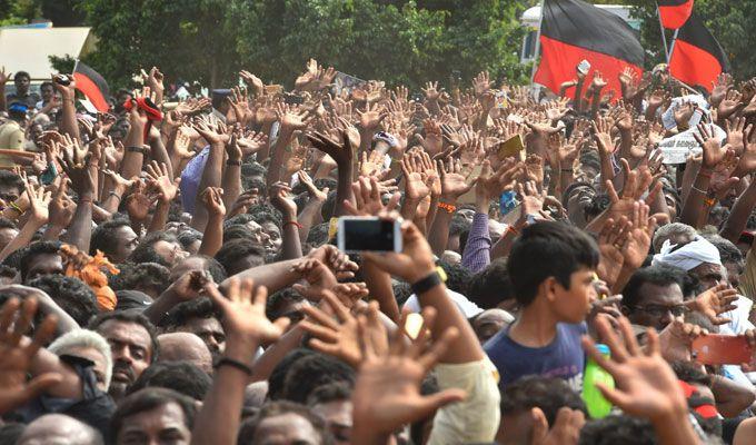 Chennai joins Kalaignar Karunanidhi on his final journey Photos