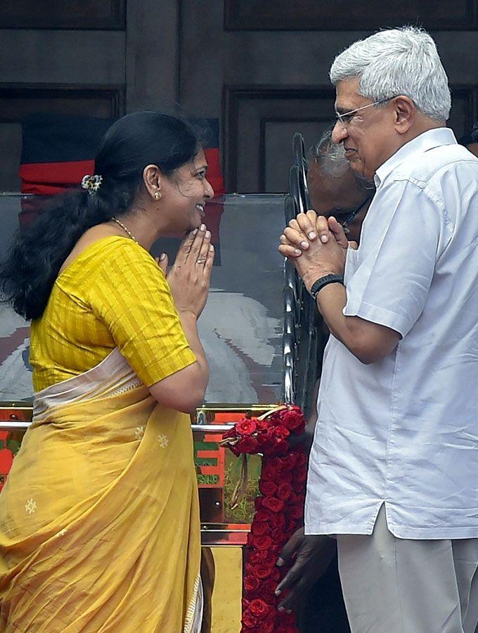 Chennai joins Kalaignar Karunanidhi on his final journey Photos