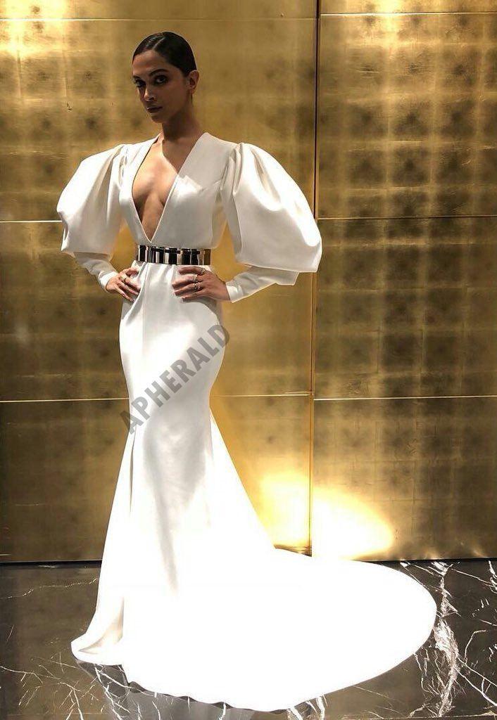 Deepika Padukone Hot In Deep Neckline Dress At Hello Hall Of Fame Awards 2018