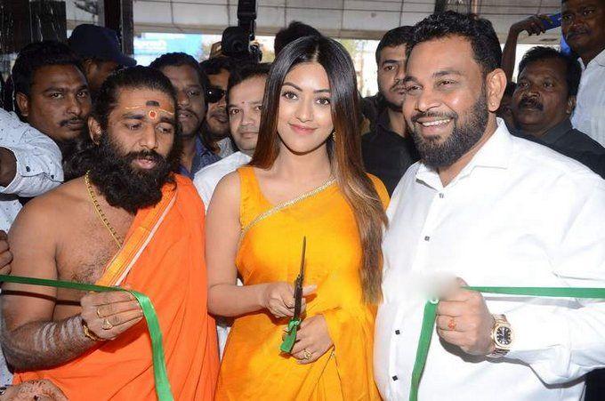 Deverakonda & Anu Emmanuel Launched KLM Fashion Mall at Dilsukhnagar