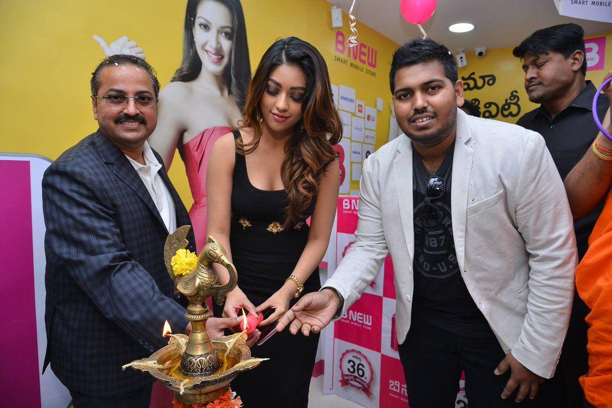 Gorgeous Anu Emmanuel Launches BNew Mobile Store Photos