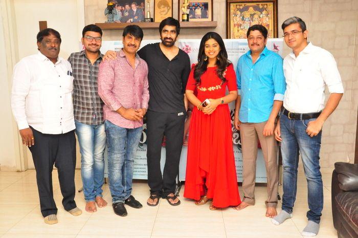 Jamba Lakidi Pamba Movie Trailer Launch Photos