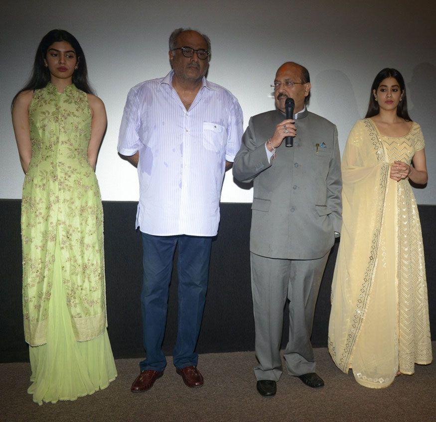 Janhvi Kapoor & Boney Kapoor Break Down In Tears After Sridevi's Film Screening