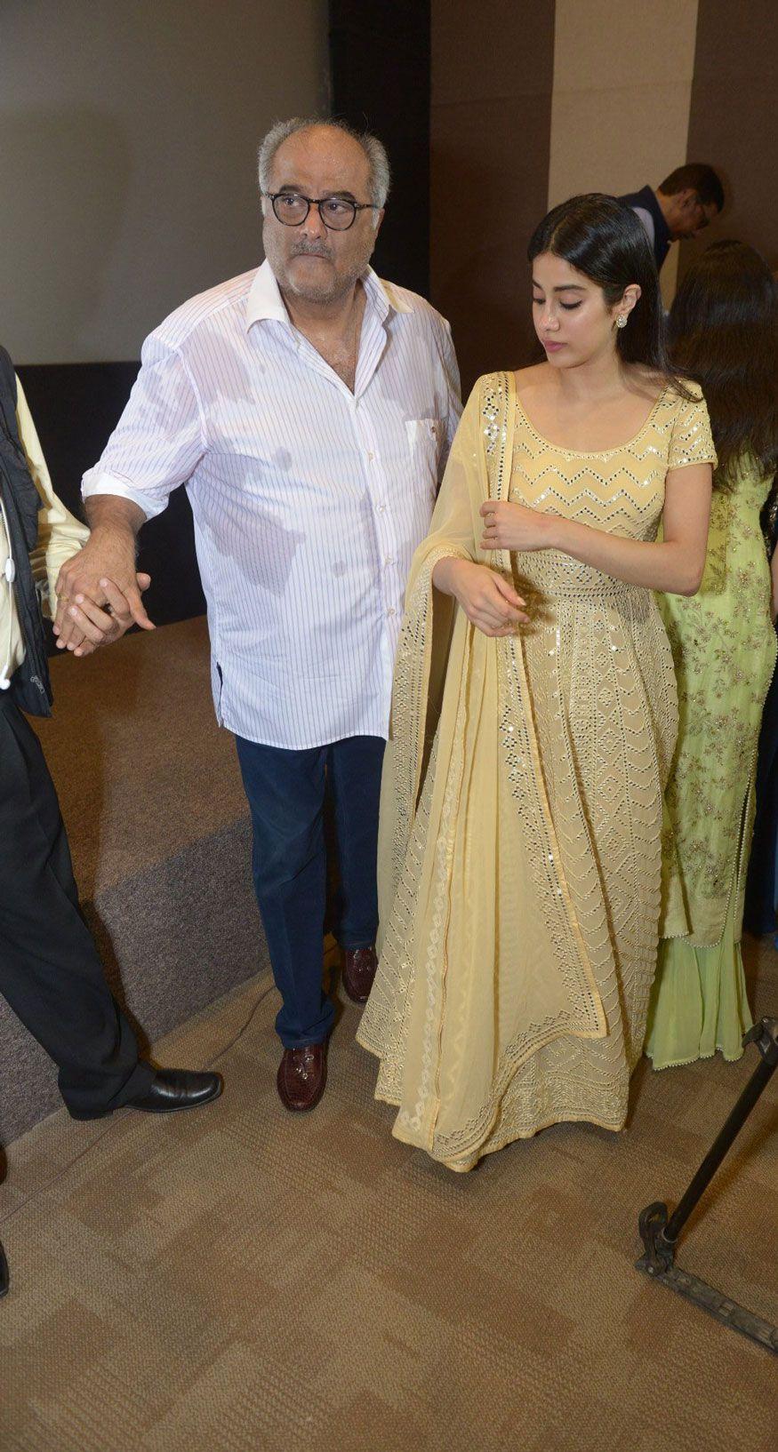 Janhvi Kapoor & Boney Kapoor Break Down In Tears After Sridevi's Film Screening