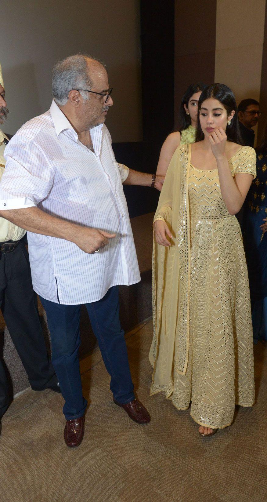 Janhvi Kapoor & Boney Kapoor Break Down In Tears After Sridevi's Film Screening