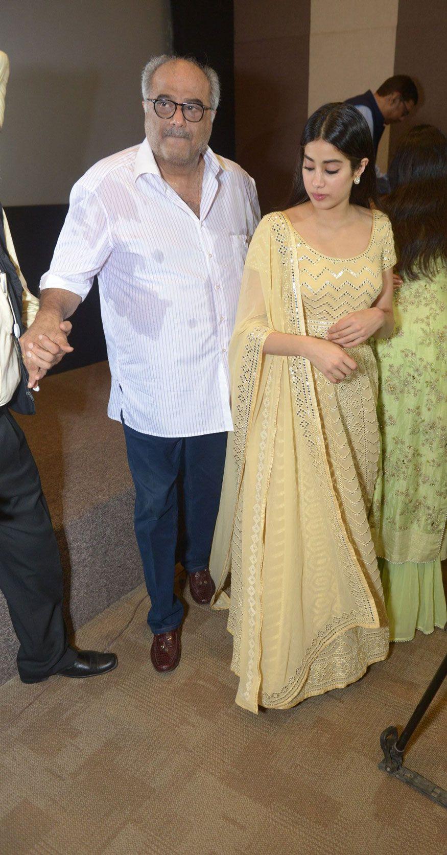 Janhvi Kapoor & Boney Kapoor Break Down In Tears After Sridevi's Film Screening