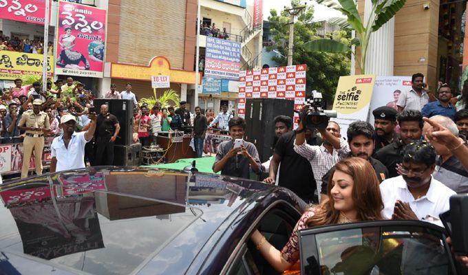 Kajal Agarwal Inaugurate MVR Mall at Vijayawada Photos