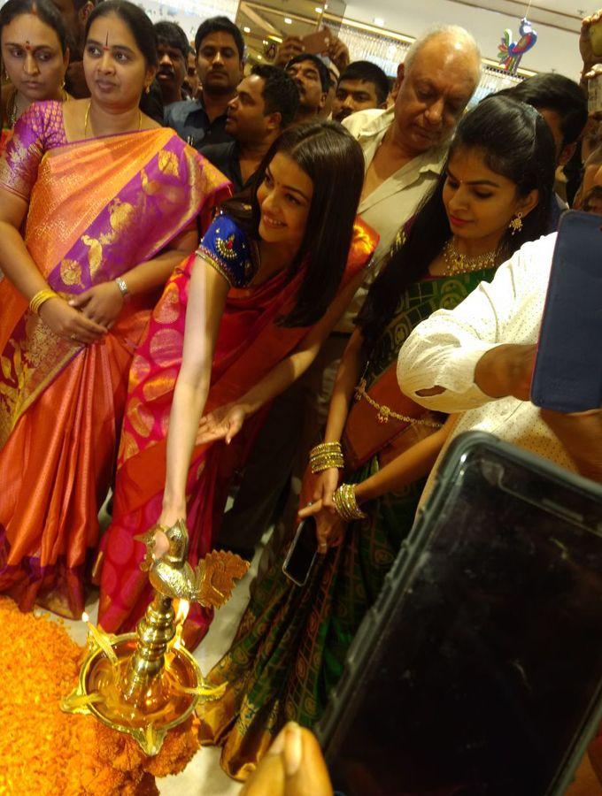 Kajal Aggarwal Inaugurates Showroom at Anantapur Photos