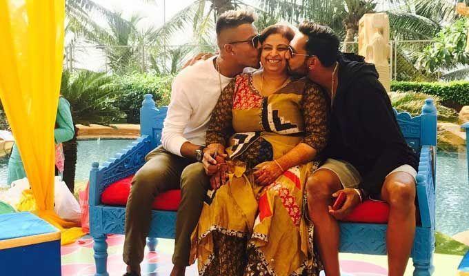 Krunal Pandya & Pankhuri Sharma's Wedding Reception Photos