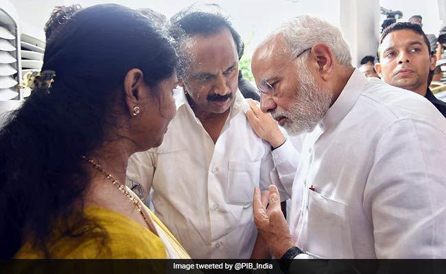 M Karunanidhi's Funeral: Politicians Pay Their Last Respects