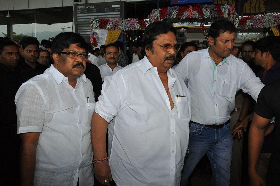 MB 40 Celebrities at Vizag Airport Photos