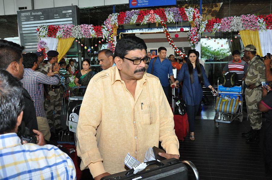 MB 40 Celebrities at Vizag Airport Photos