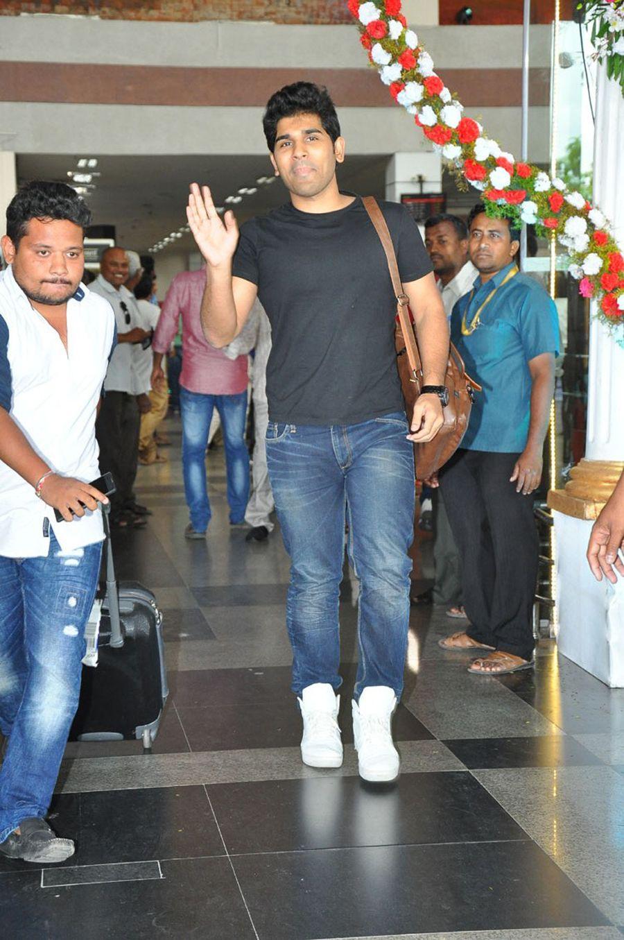 MB 40 Celebrities at Vizag Airport Photos