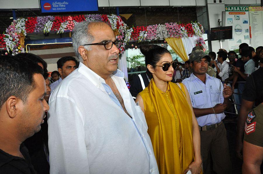 MB 40 Celebrities at Vizag Airport Photos