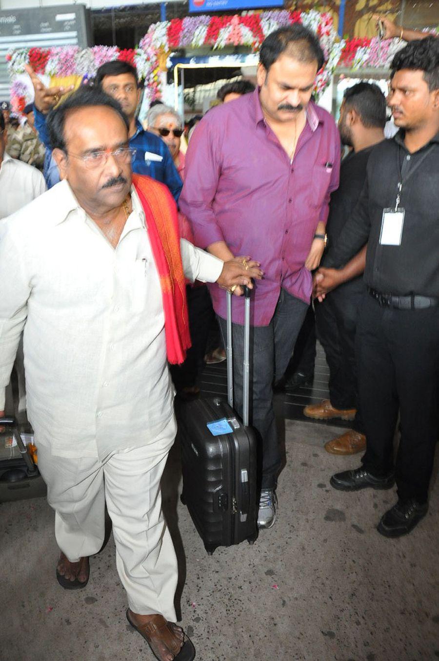 MB 40 Celebrities at Vizag Airport Photos