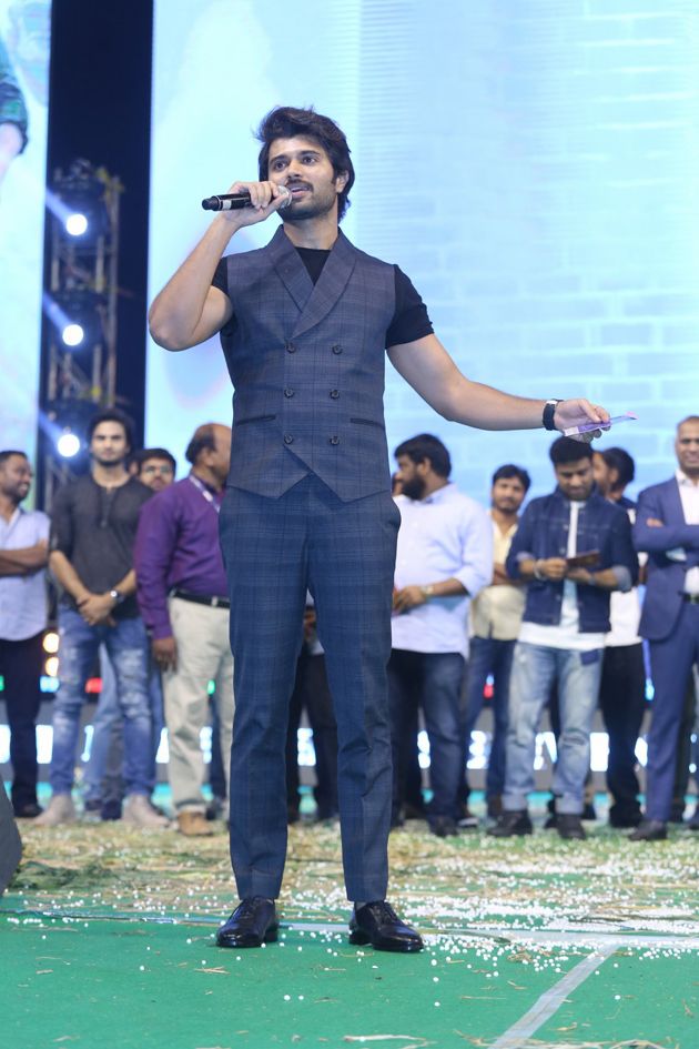 Maharshi Pre Release Function Photos