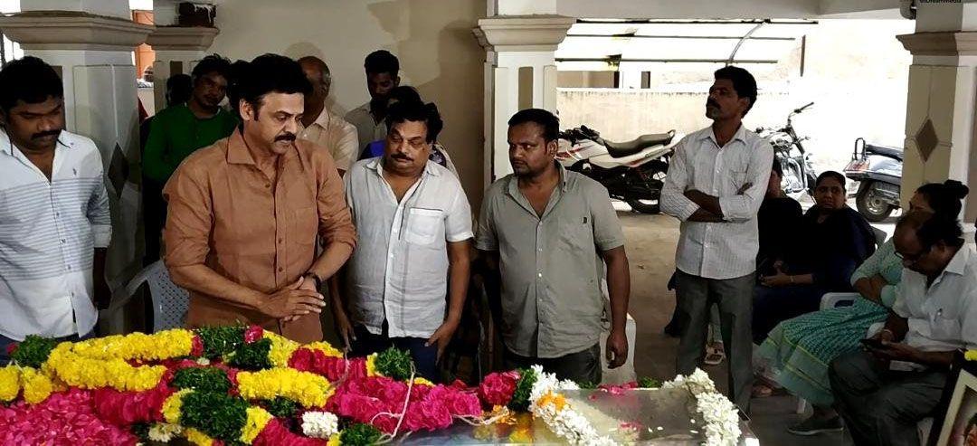 Mahesh & Venkatesh pay last respects to Director B Jaya
