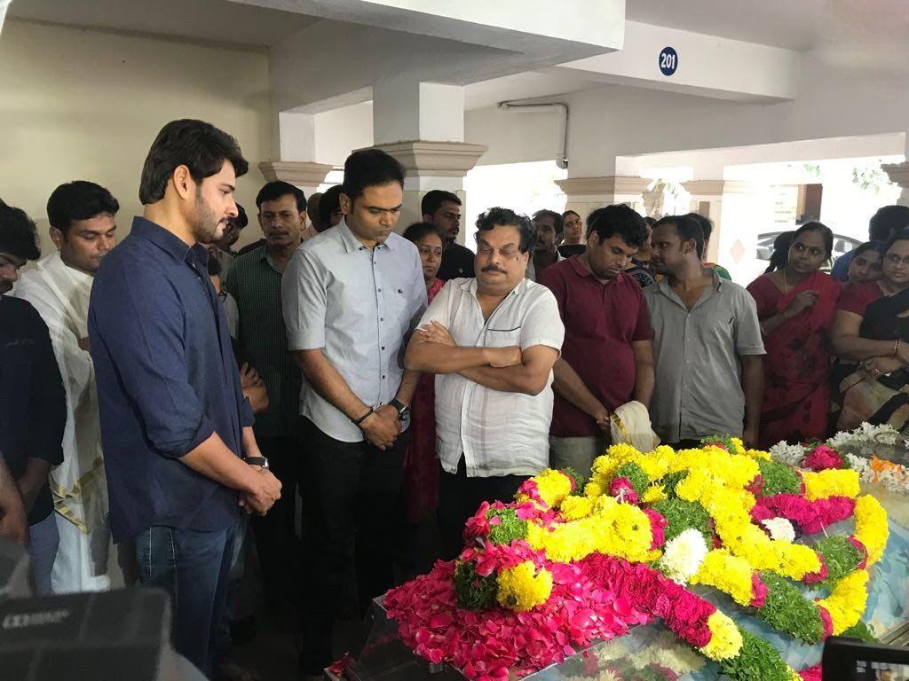 Mahesh & Venkatesh pay last respects to Director B Jaya