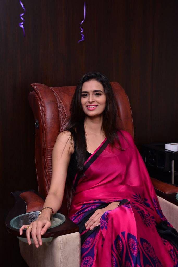 Meenakshi Dixit Stills At Naturals Salon Launch