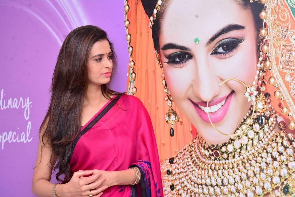Meenakshi Dixit Stills At Naturals Salon Launch
