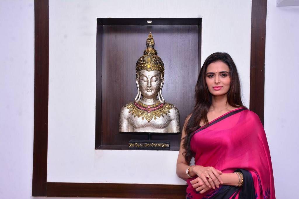 Meenakshi Dixit Stills At Naturals Salon Launch