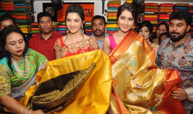 Mehreen Kaur & Rashi Khanna Inaugurates KLM Fashion Mall In Nellore Photos