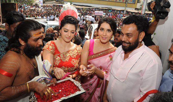 Mehreen Kaur & Rashi Khanna Inaugurates KLM Fashion Mall In Nellore Photos