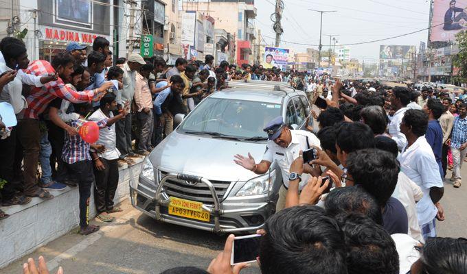 Mehreen Kaur & Rashi Khanna Inaugurates KLM Fashion Mall In Nellore Photos