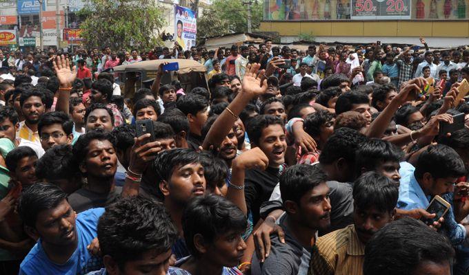 Mehreen Kaur & Rashi Khanna Inaugurates KLM Fashion Mall In Nellore Photos