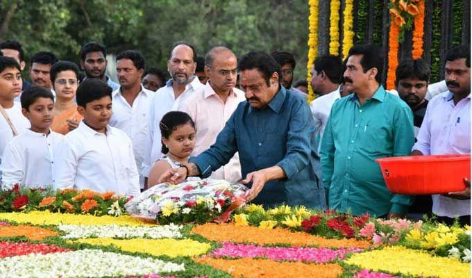 Nandamuri Family & Celebrities pays tributes to Sr NTR Photos