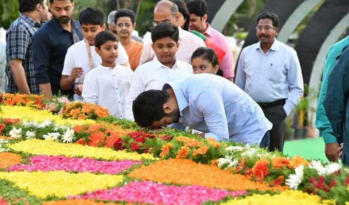 Nandamuri Family & Celebrities pays tributes to Sr NTR Photos