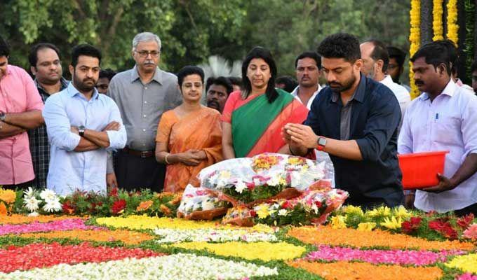 Nandamuri Family & Celebrities pays tributes to Sr NTR Photos