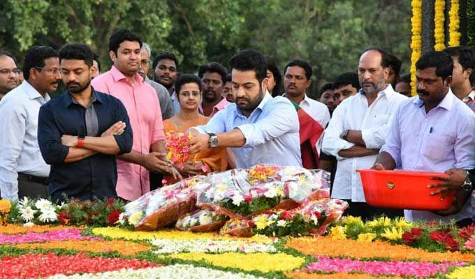 Nandamuri Family & Celebrities pays tributes to Sr NTR Photos