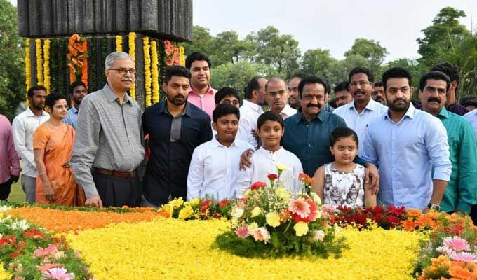 Nandamuri Family & Celebrities pays tributes to Sr NTR Photos