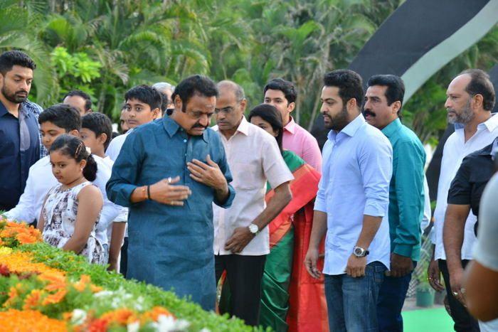 Nandamuri Family & Celebrities pays tributes to Sr NTR Photos