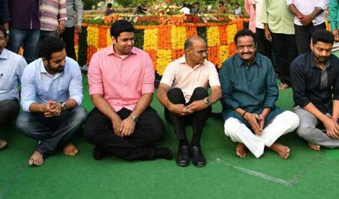 Nandamuri Family & Celebrities pays tributes to Sr NTR Photos