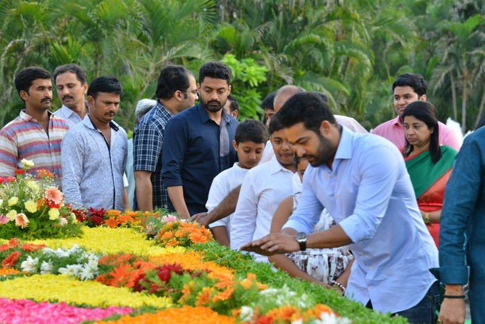 Nandamuri Family & Celebrities pays tributes to Sr NTR Photos