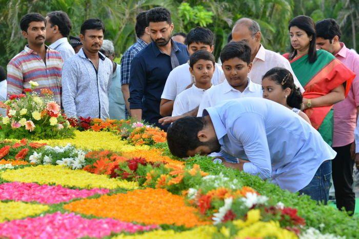 Nandamuri Family & Celebrities pays tributes to Sr NTR Photos