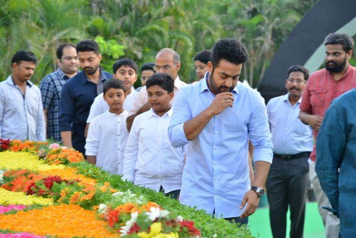 Nandamuri Family & Celebrities pays tributes to Sr NTR Photos
