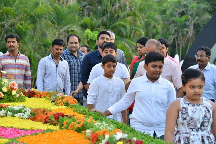 Nandamuri Family & Celebrities pays tributes to Sr NTR Photos