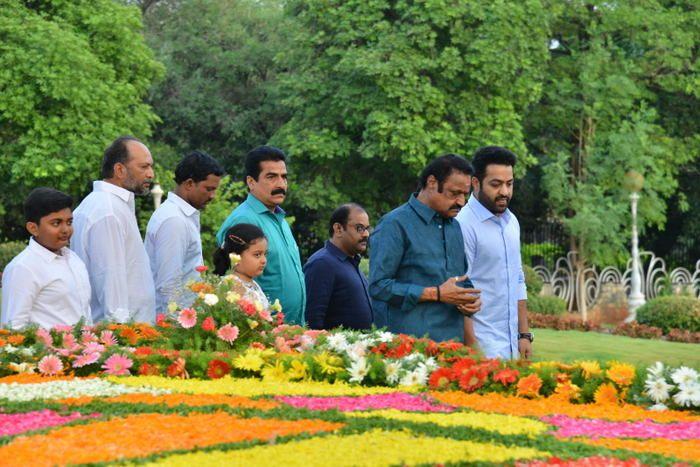 Nandamuri Family & Celebrities pays tributes to Sr NTR Photos