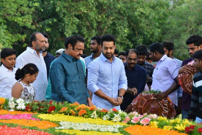 Nandamuri Family & Celebrities pays tributes to Sr NTR Photos